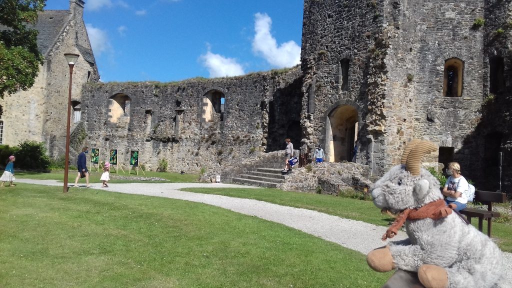  Bricquebec Château Cour Et Chevreau